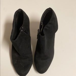 Black heeled Fioni boots